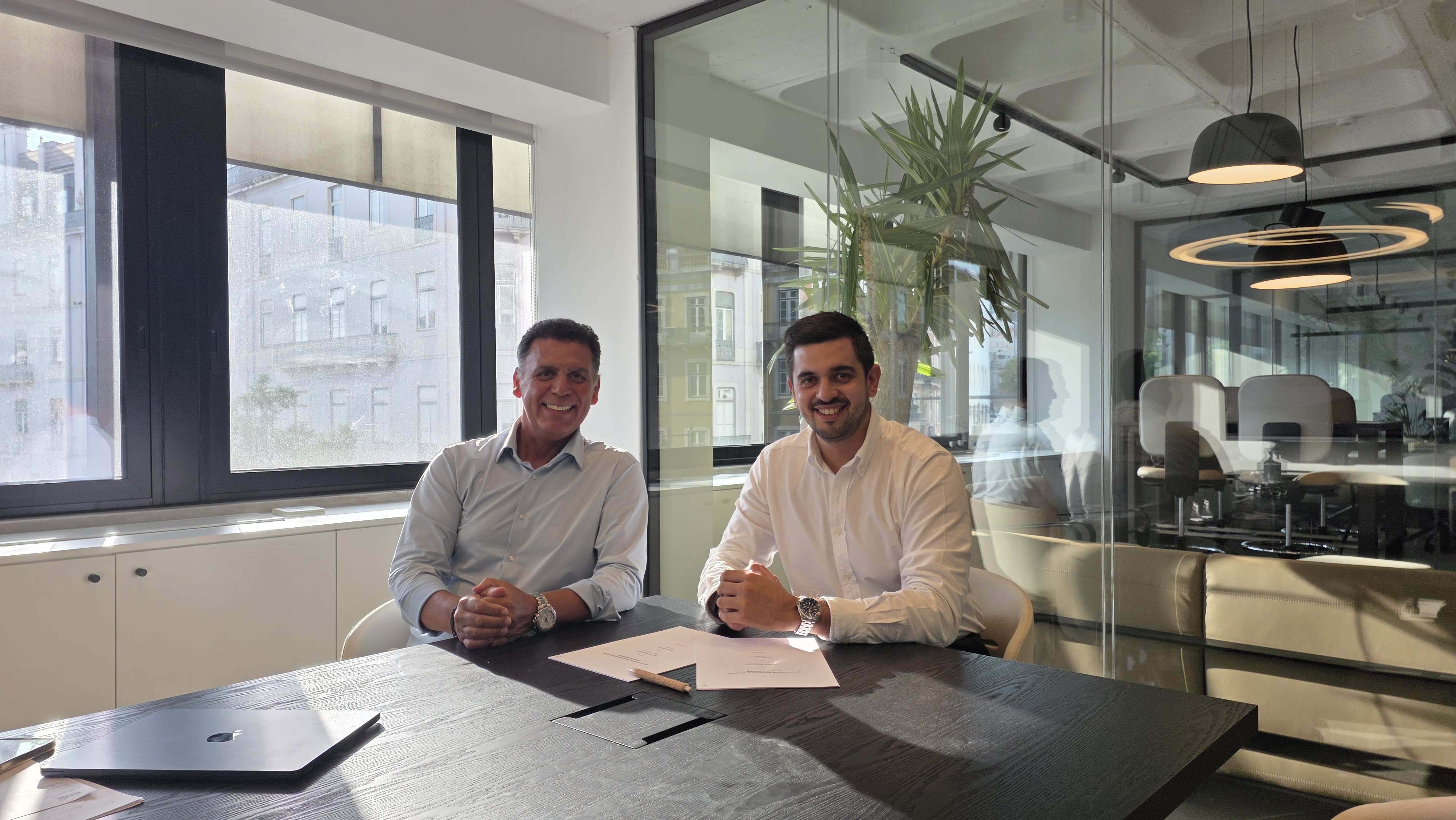 Gonçalo Pedro Gil، الرئيس التنفيذي لـ ROOTKey، وManel Magalhães، الشريك في Fasttrack Ventures، خلال توقيع تفويض الشراكة الاستراتيجية.